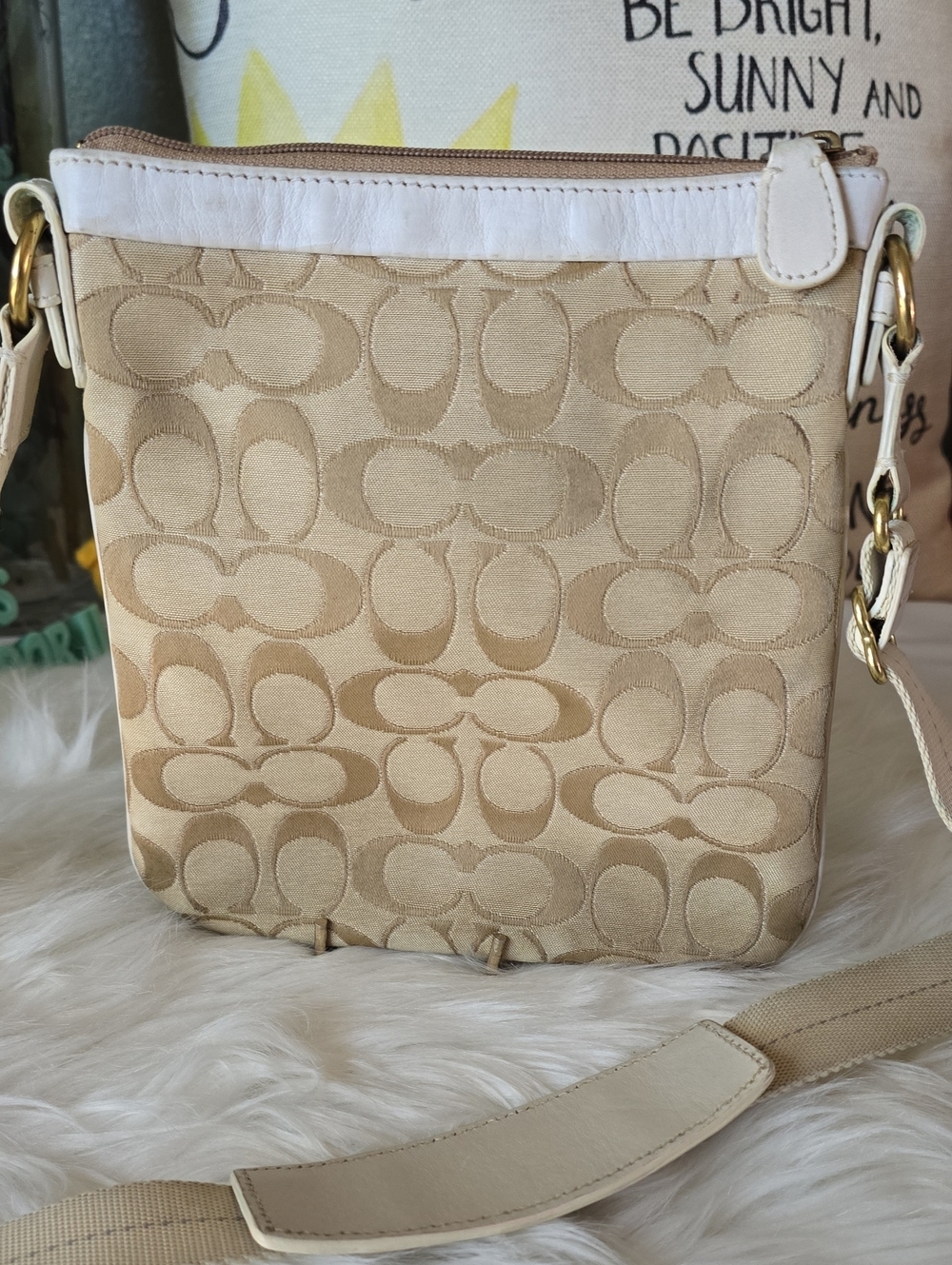 Coach SIG C's Crossbody Bag with turnlock And White Trim - Picture 3 of 13